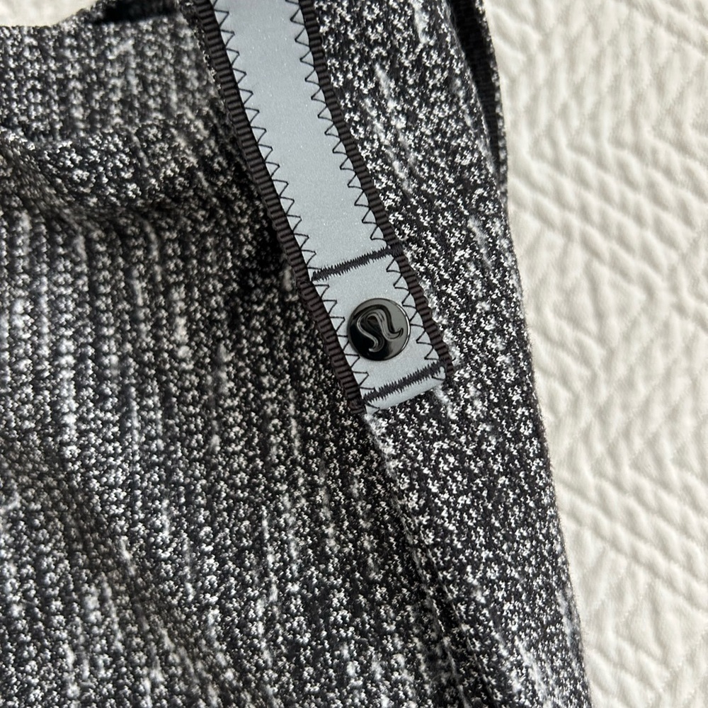 Lululemon Customizable Snap Scarf Grey/Black Os - image 4
